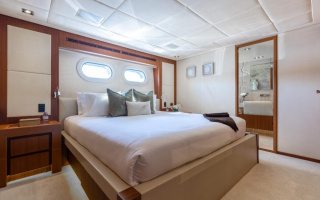 CHAMPAGNE SEAS 34